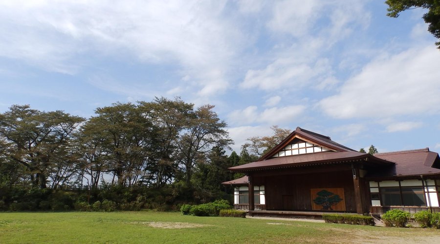 能舞台、客席は芝の上なのが素敵です