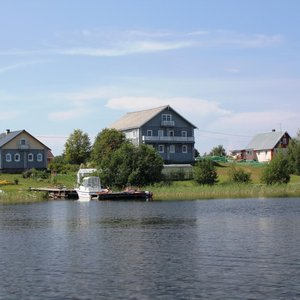 Вид на гостевой дом с воды
