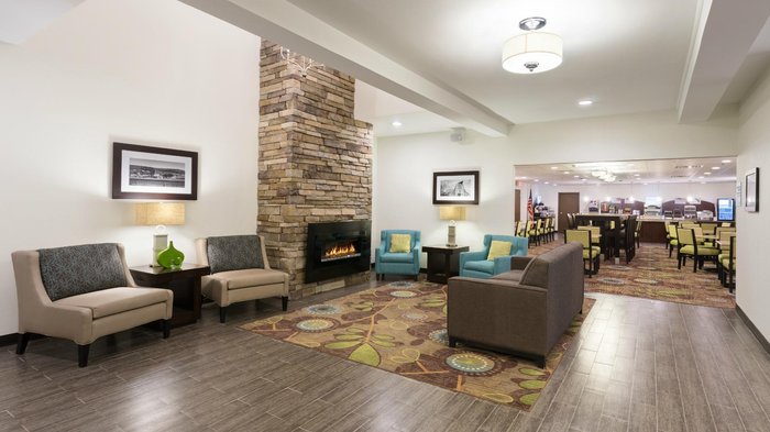 HOLIDAY INN EXPRESS & SUITES WYOMISSING, AN IHG HOTEL - Updated 2024 ...