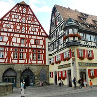 Das linke Haus ist das Fleisch und Tanzhaus