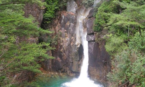展望台より牛ヶ滝を見下ろす。
