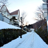 とても滑りやすい坂道