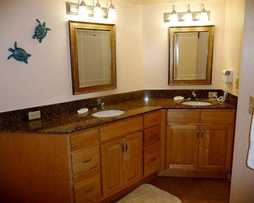 Spcious bathroom too