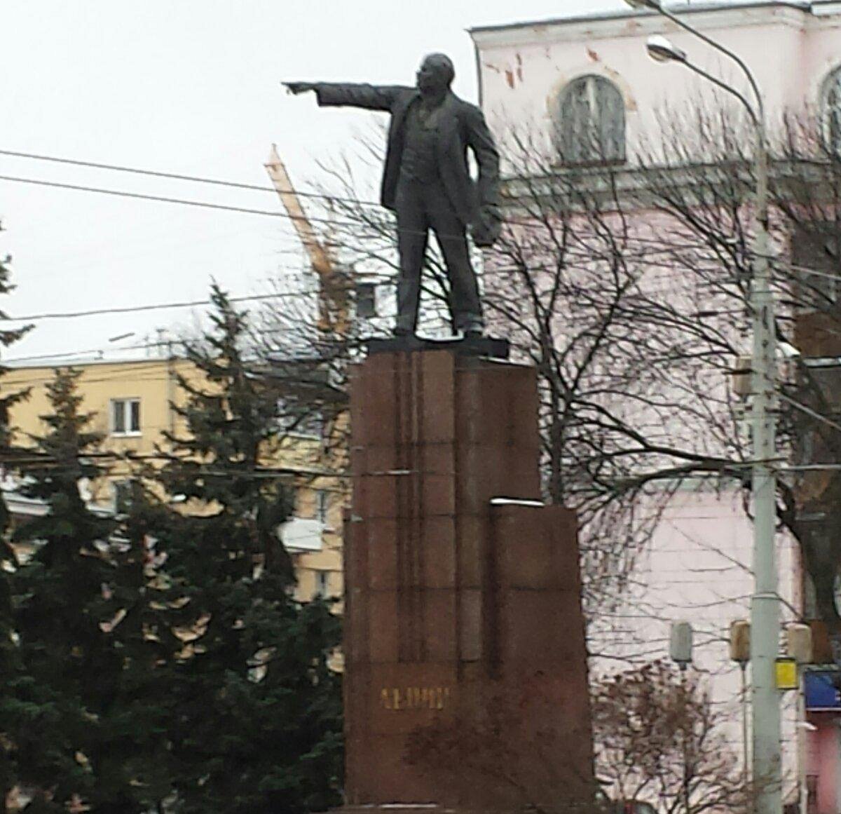 Памятник Ленину в Ярославле на красной площади. Памятник Ленину в Ярославле. Памятник Волкову в Ярославле. Ноги памятника Ленину в Ярославле.