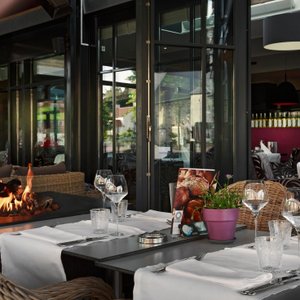 Het overdekte en verwarmde terras van Hotel De Schout - Restaurant Oosth