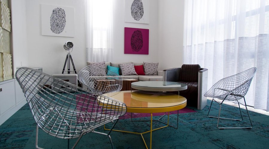 SALA DE ESTAR CON PROYECTOR DE VIDEO Y SONIDO