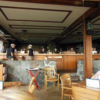 Kona Inn Restaraunt bar-clean heads to the left