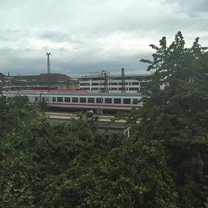 Vista desde la habitacion, se ve la estacion de tren de BAD CANNSTATT