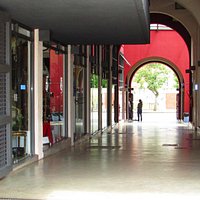 a parte de baixo é uma galeria de arte