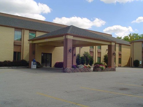 Days Inn & Suites by Wyndham Bloomington/Normal IL image