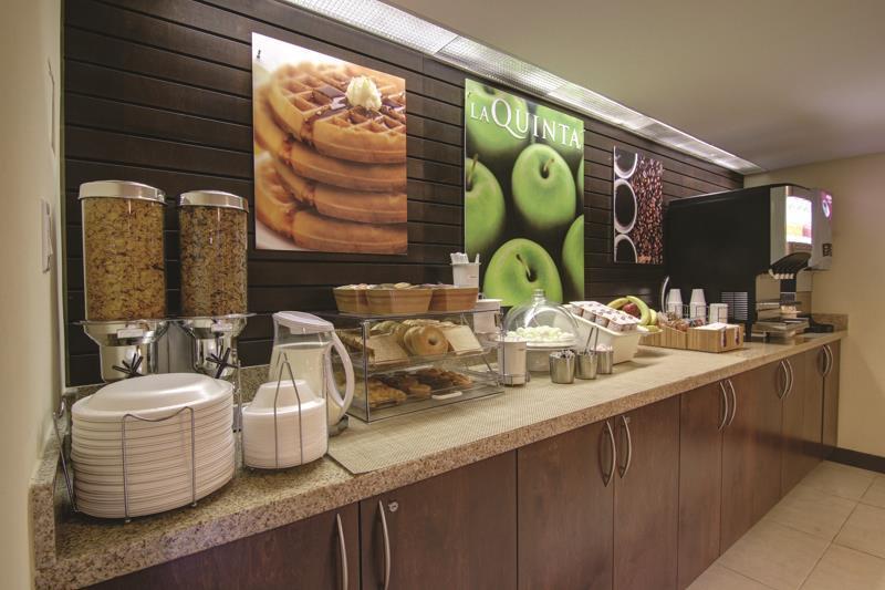 Hotel photo 8 of La Quinta Inn & Suites Oshawa.