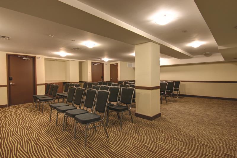 Hotel photo 14 of La Quinta Inn & Suites Oshawa.