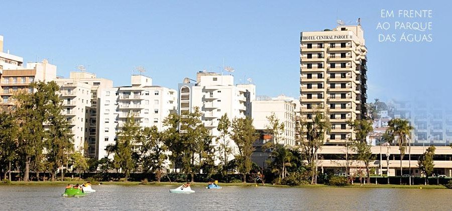 Em frente ao Parque das Águas