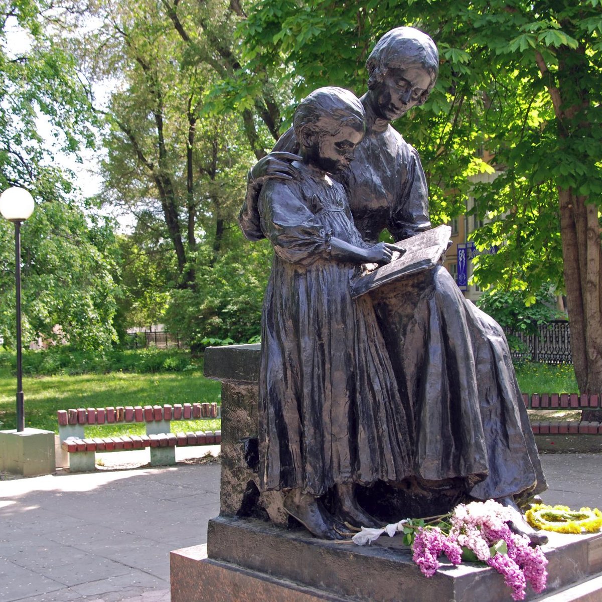 Памятники саратова. Сквер первой учительницы Саратов. Памятник первой учительнице Саратов. Памятник 1 учительнице Саратов. Памятник первой учительнице Саратов описание.