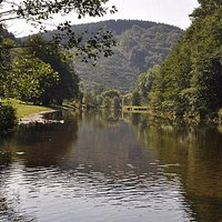 Magnifique vallée au milieu des bois