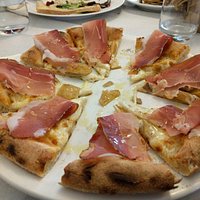 Pizza fantastico! My wife had the pesce di lago and I had the pizza tortufada. Amazingly fluffy,