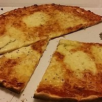 Pizza du moment (pizza à base de sauce tomate, mozza, emmental, morbier, cantal, saint nectaire.