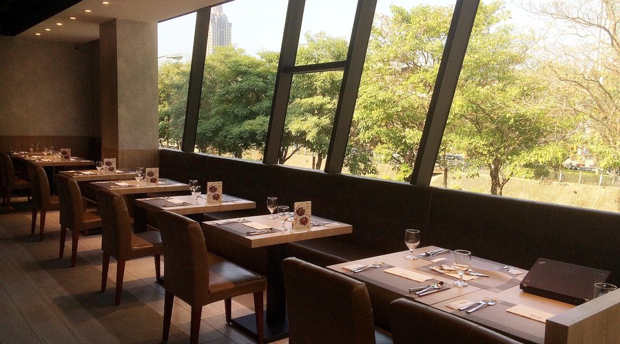 沃克牛排台中朝富店三面採光，用餐氣氛極好