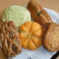 黒豚挽肉入りの中辛の『プレミアカレーパン』(280円)、『濃厚マロンカフェ』(170円)や、いわゆるコロッケパンの『クロケット』(300円)など