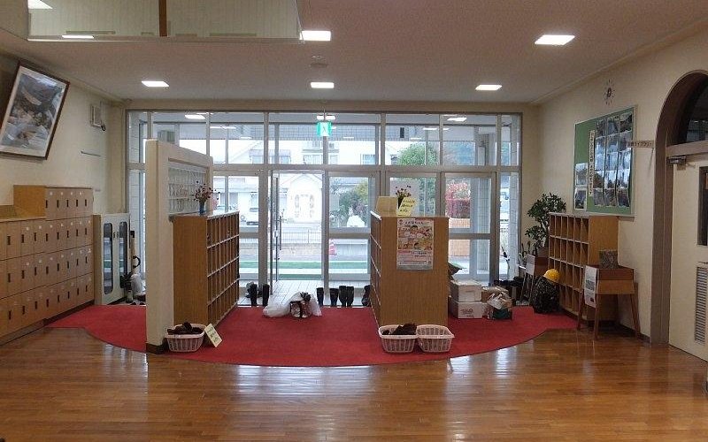 玄関。学校の雰囲気です