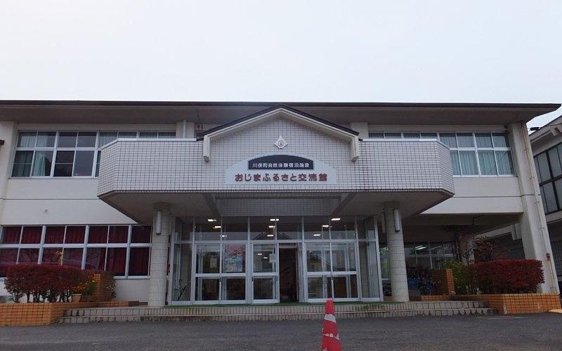 建物全景、やっぱ学校そのものです