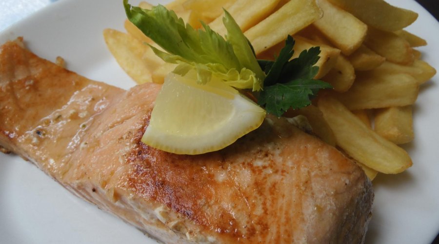 Salmón a la mantequilla con Papas fritas