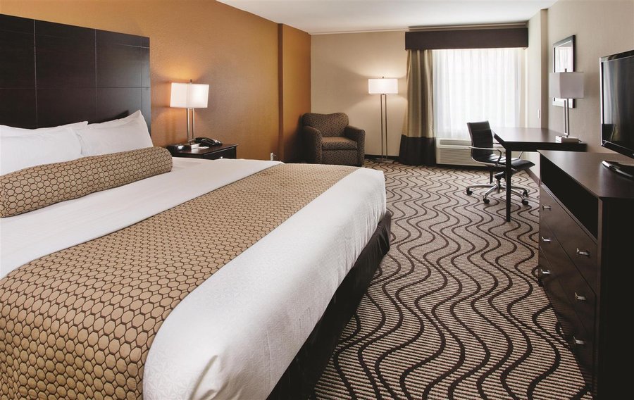La Quinta Inn & Suites by Wyndham Knoxville Papermill (C̶$̶1̶0̶4̶) C$82