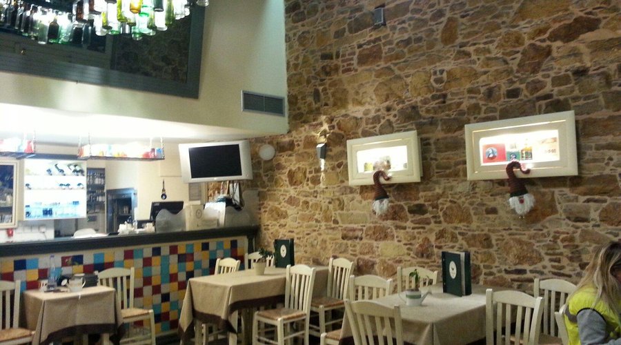 Deniz kenarında ve tertemiz bir taverna