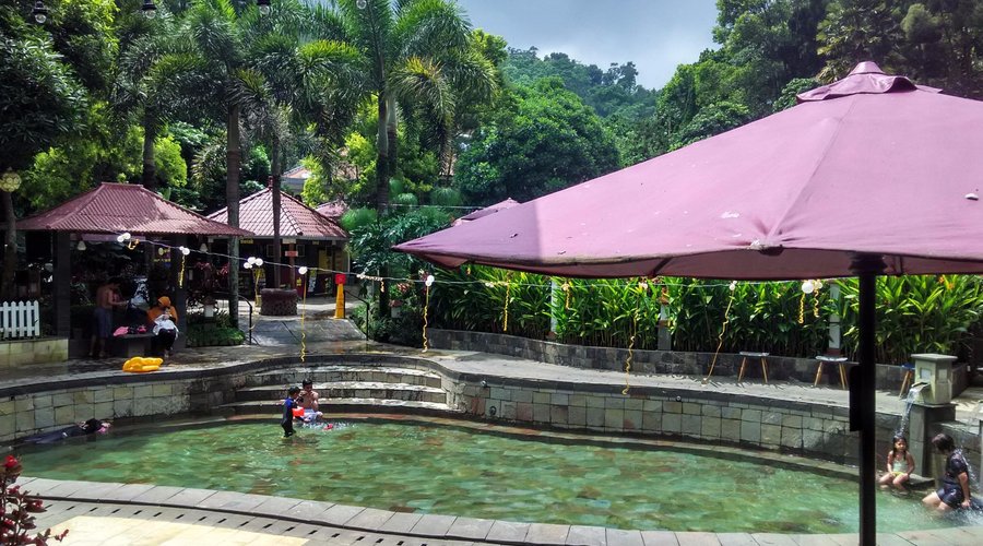 kolam air panas dewasa
