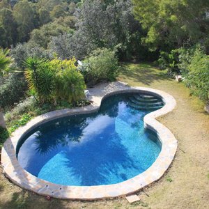Vue sur la piscine depuis la chambre