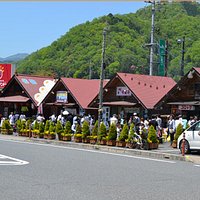 行列が出来る、人気の「炭火焼き串鳥」や「しょうちゃんコロッケ」、安芸太田町名物の「田舎寿司」「だんご」「漬物焼きそば」「ラーメン」など人気のショップがずらり並びます。