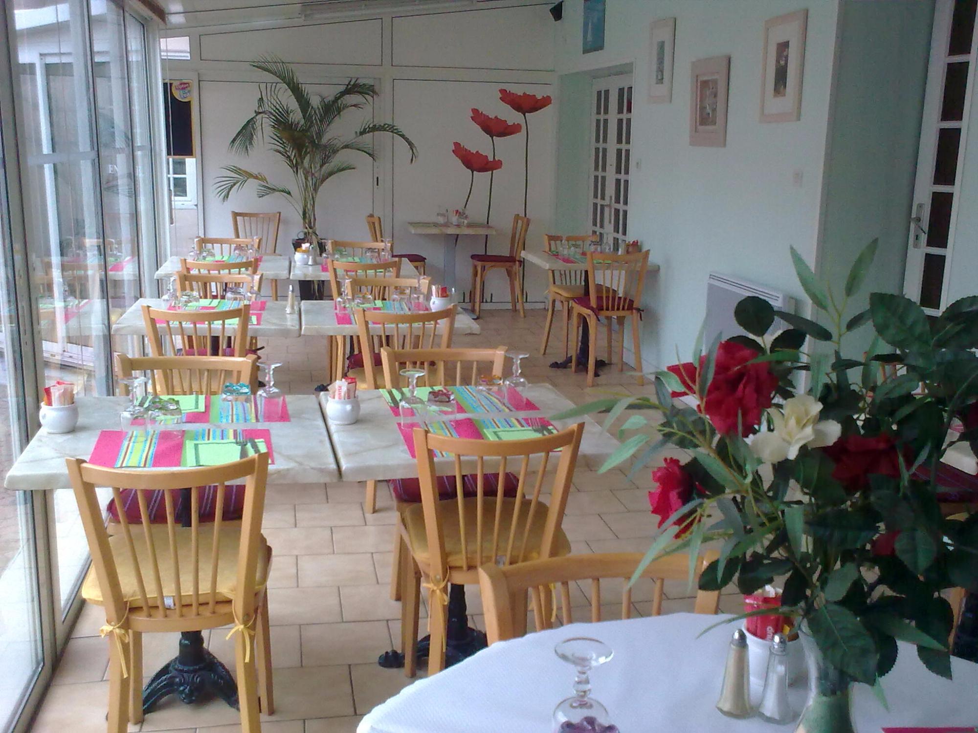 HOTEL RESTAURANT LE CENTRE - B&B Reviews (France/Talmont Saint Hilaire)