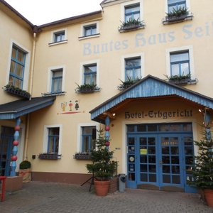 Hoteleingang zur Weihnachtszeit