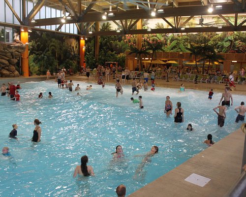 https://dynamic-media-cdn.tripadvisor.com/media/photo-o/09/f4/a9/b7/splash-lagoon-indoor.jpg?w=500&h=400&s=1