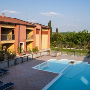 Panoramica della struttura con piscina