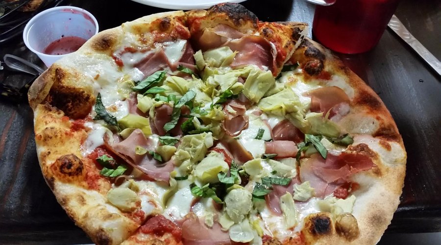 prosciutto pizza with artichokes
