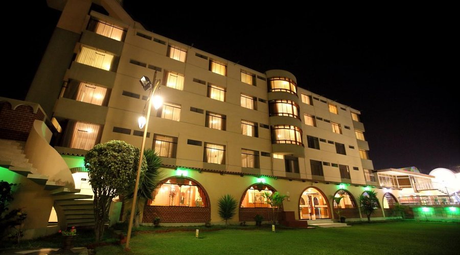 Vista del Hotel de noche desde el Jardin