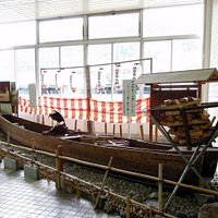 新岩国駅の錦帯橋の鵜飼船の展示