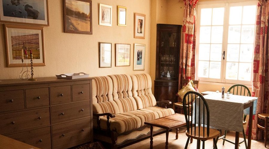 Guest lounge/dining room