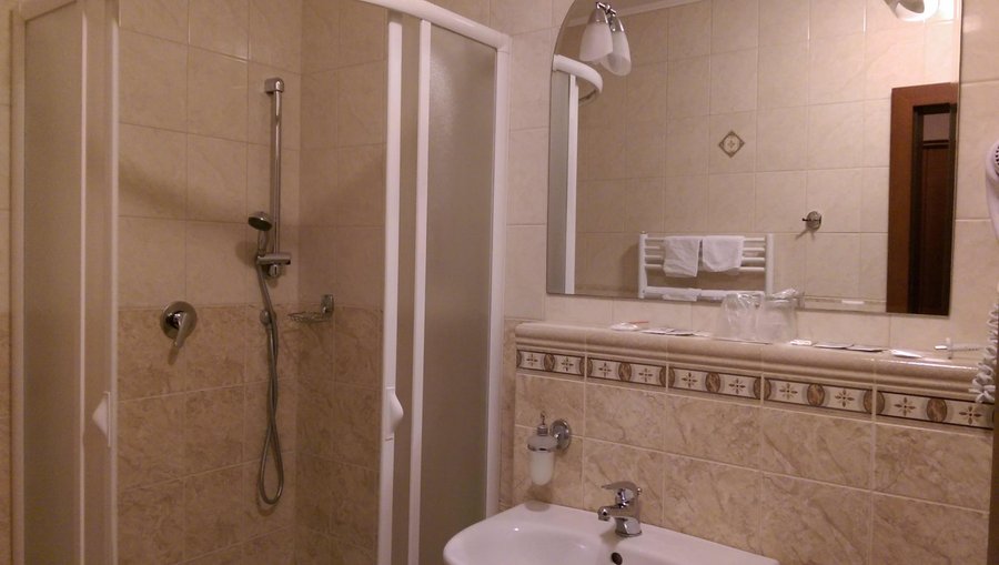 Hotel Majolika bathroom