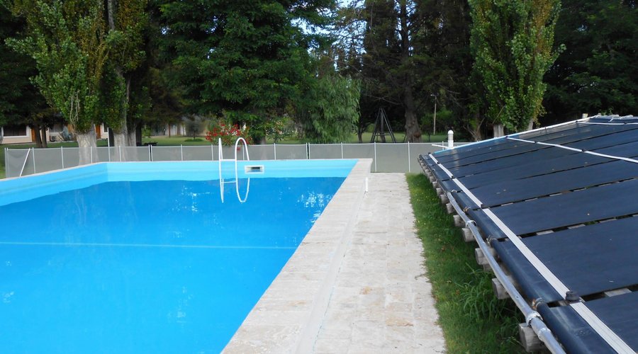 La pileta que tiene el agua templada por calentadores solares
