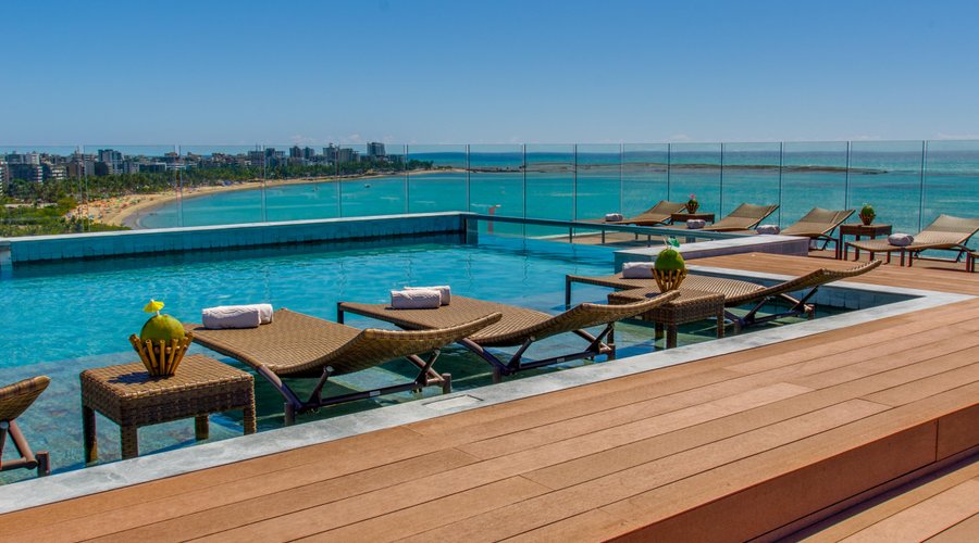 Rooftop Pool & Bar