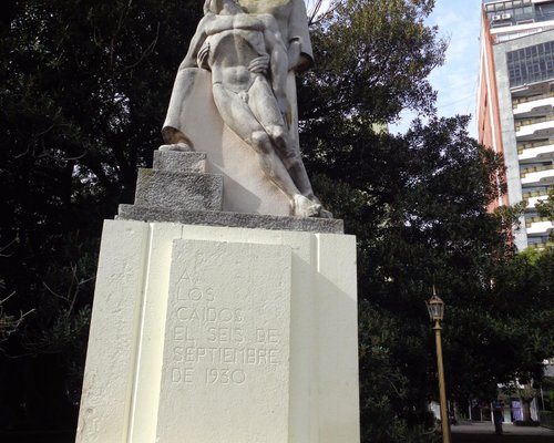 Jogo é suspenso por presença de estátua de general morto no