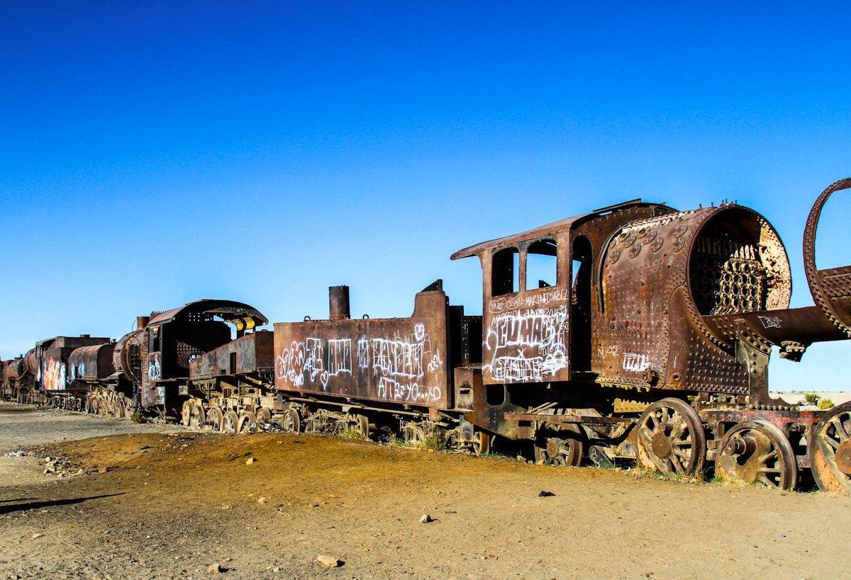 Foto de Trilho De Trem Infinito No Deserto De Uyuni e mais fotos de stock  de Azul - Azul, Aço, Bolívia - iStock