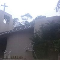 Igreja simples, moderna e com área verde agradável
