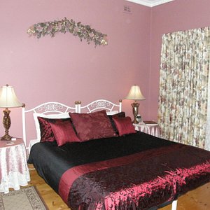 Main Bedroom ( Has en-suite)
