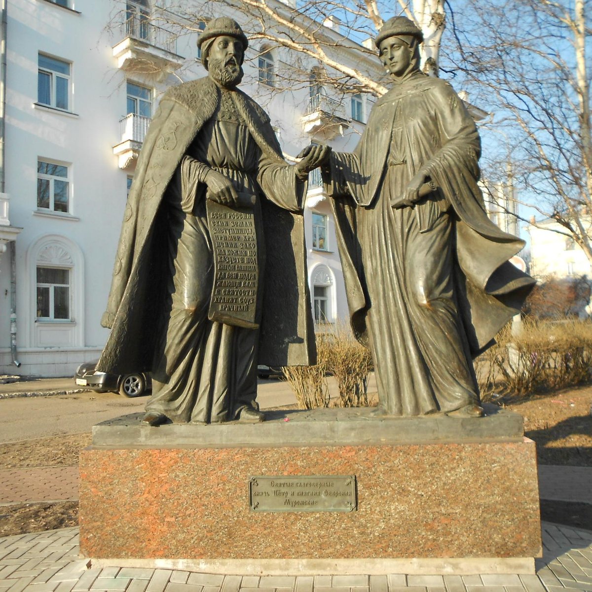 Памятники в архангельском. Памятник Петру и Февронии в Архангельске. Петр и Феврония Архангельск. Петр и Феврония Муромские памятник Архангельск. Памятник Архангельск Февронья Петр и Феврония.