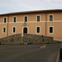Prospetto esterno del Granaio Borghese che ospita il Museo Civico Archeologico "Roger Lambrechts