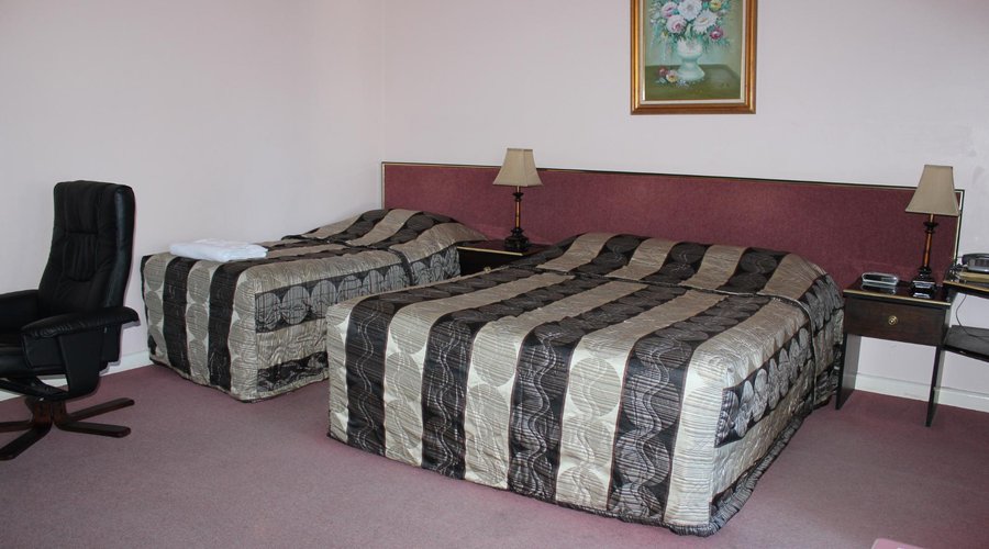 Big room, over 25m2 with high ceiling. Table for 2 in front of window.