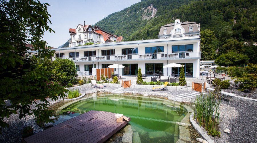 Hotelpark und Naturbadeteich